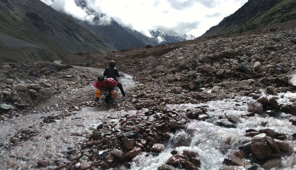 Road bike mountain n river